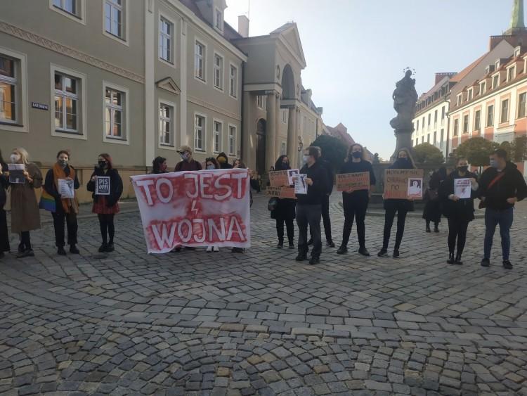 Akcja „sabotaż” we wrocławskich kościołach. Kolejny dzień walki o aborcję [ZDJĘCIA]
