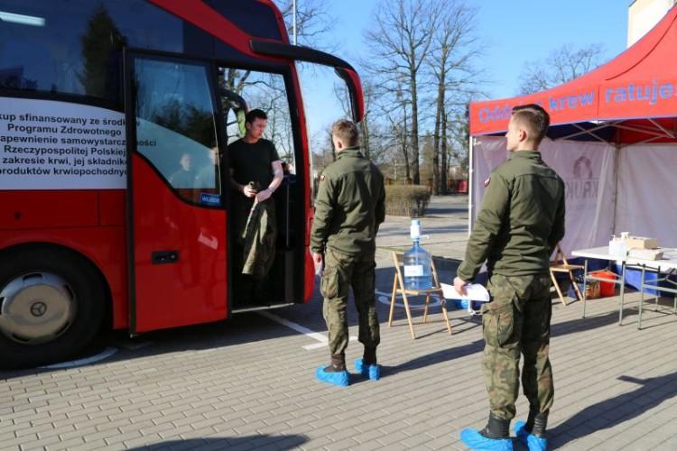 Podchorążowie z Wrocławia oddają krew. 50 litrów w 3 dni! [ZDJĘCIA]