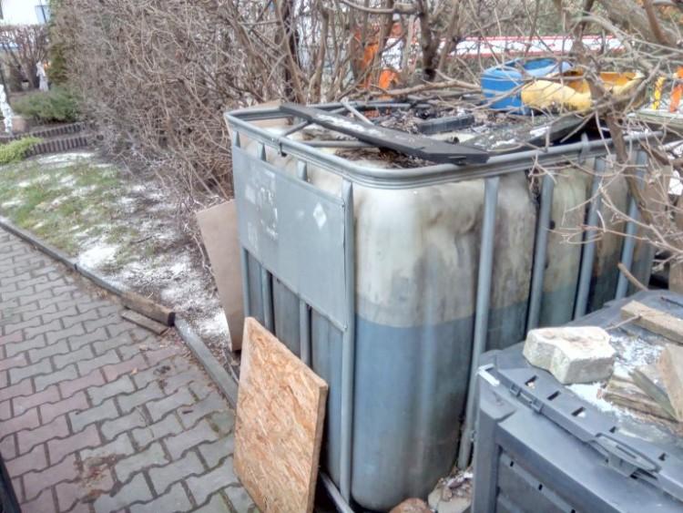 Nielegalne składowisko olejów na Grabiszynie [ZDJĘCIA]