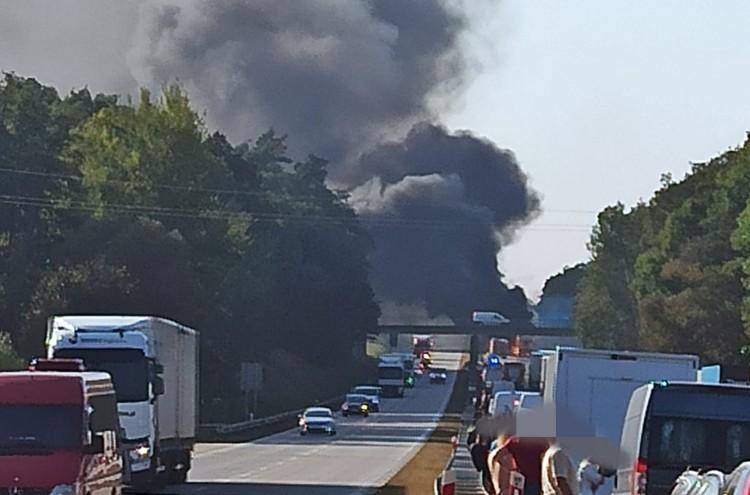 Autostrada A4 zablokowana. Straż gasi pożar ciężarówki