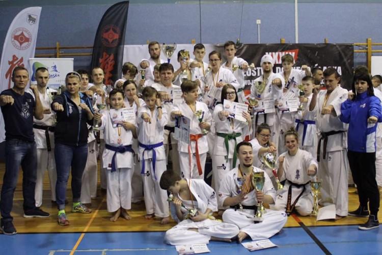 Wrocławscy karatecy wracają z mistrzostw regionu z 24 medalami!