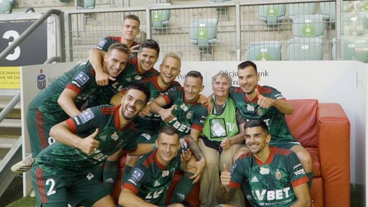 Zrobiła im tysiące zdjęć. Tym razem role się odwróciły. Piłkarze Śląska celebrowali gola z legendą klubu