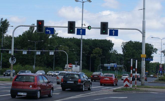 Sekundniki na skrzyżowaniach jednak zostaną? Minister wysyła ankiety do wojewodów i zapowiada badania