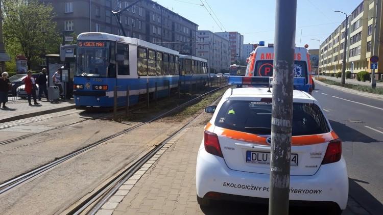 Interwencja pogotowia na pl. Legionów. Przez kilka minut nie kursowały tramwaje
