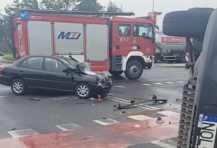 Wypadek w pobliżu lotniska. Samochód dostawczy uderzył w osobówkę