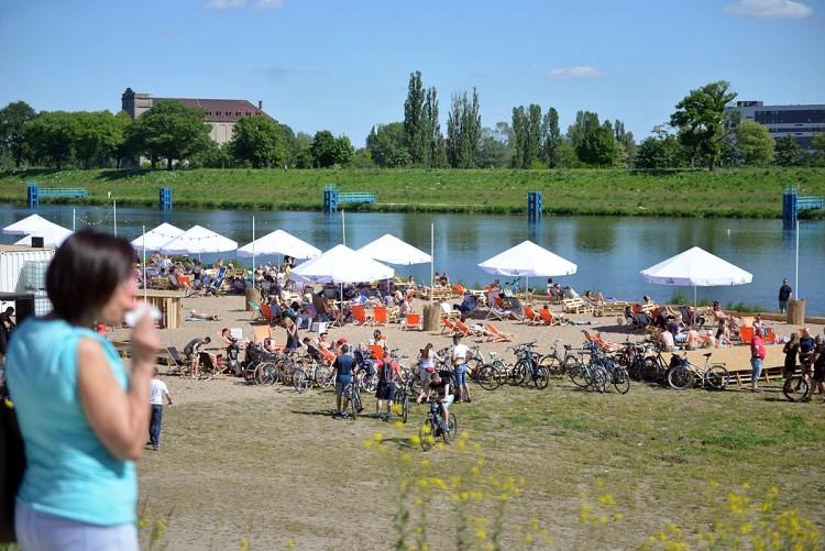 Wrocław: miejska plaża przy Starej Odrze już otwarta! [ZDJĘCIA, WIDEO]