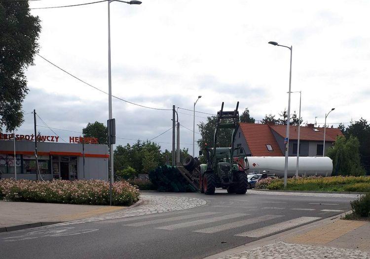 Przyczepa przewróciła się na rondzie na Swojczycach