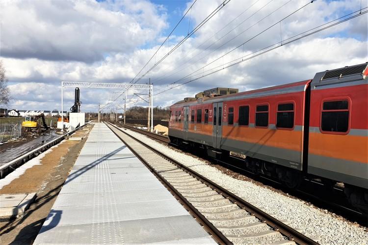 Pociąg na Jagodno. Na przystanku „Iwiny” powstaje drugi peron