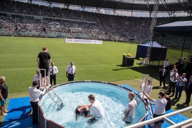 Kolejny kongres Świadków Jehowy na Stadionie Wrocław. W planie chrzest w basenie