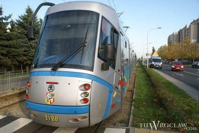 Tramwaj Plus wykoleił się na Gaju i utrudnił ruch