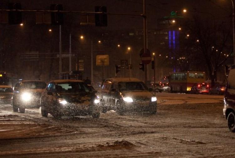 Uwaga kierowcy i piesi! W nocy i rano będzie bardzo ślisko