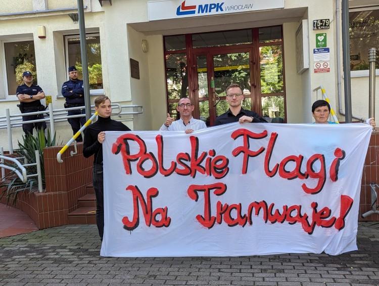 Protest przeciw ukraińskim flagom na tramwajach
