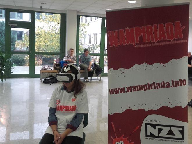 Wampiriada we Wrocławiu. Studenci w wirtualnych goglach na głowie oddają krew