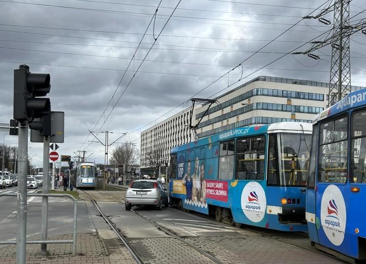 Wrocław: Po wypadku tramwaju i osobówki utrudnienia na ul. Legnickiej