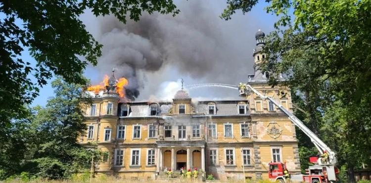 Pożar neogotyckiego pałacu w Jelczu-Laskowicach