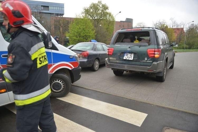 Wrocław: Potrącenie pieszej na pasach. Jeden kierowca zahamował, drugi już nie