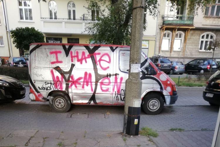 Incelski napis w przestrzeni publicznej Wrocławia. Kobiety zaniepokojone