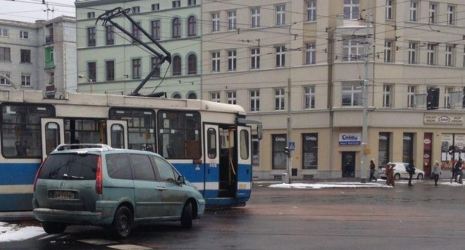 Na placu Legionów auto zderzyło się z tramwajem [FOTO]