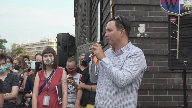 Tęczowa flaga na ratuszu? Co zastępca Sutryka obiecał na proteście LGBT? [CAŁE WYSTĄPIENIE]