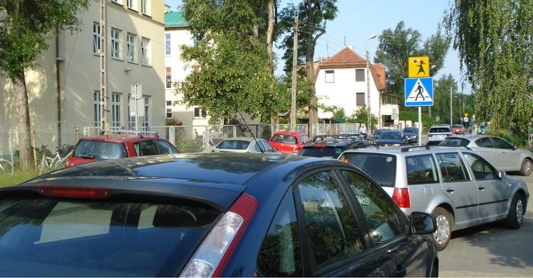 Rodzice nie chcą, żeby ich dzieci chodziły do szkoły… na piechotę