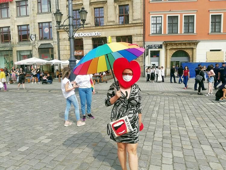 Protest środowisk LGBT na Rynku. Przyszli pokazać, że nie są ideologią [ZDJĘCIA]