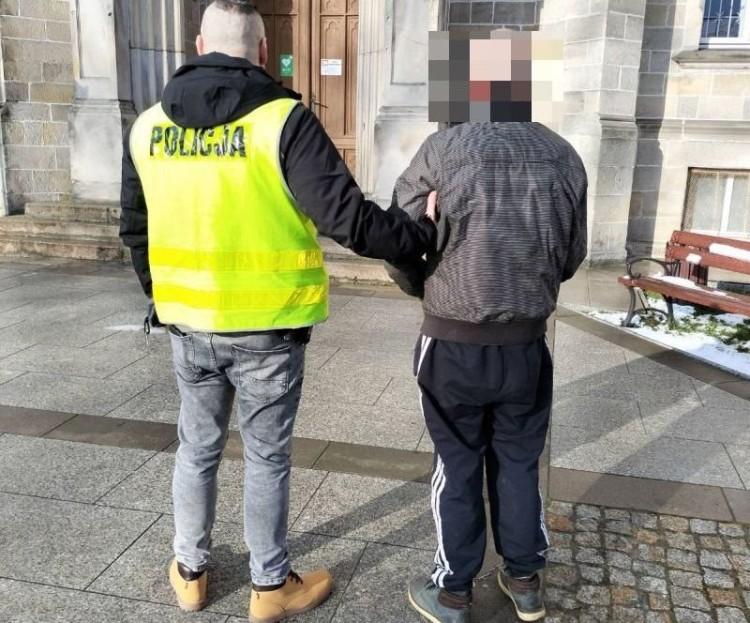 Pijany 49-latek znęcał się nad rodziną i demolował dom. Trafił do aresztu