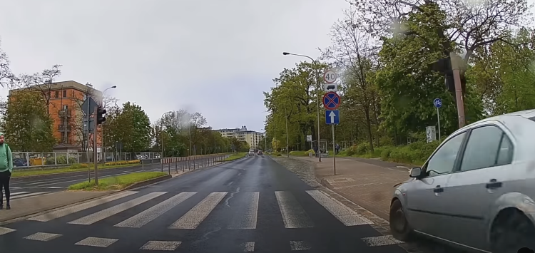 Wrocław: Nie wyhamował i wjechał w sygnalizator. Wszystko nagrała kamera [WIDEO]
