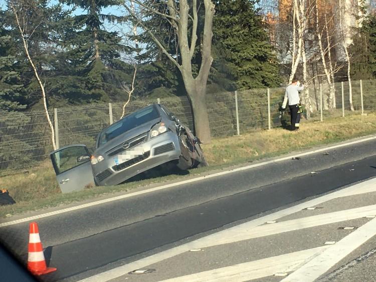 Dolny Śląsk: Samochód zderzył się z ciężarówką. Ruch wahadłowy! [ZDJĘCIA]