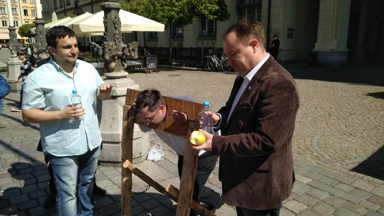 Wrocławski podatnik w dybach zadłużenia. Kukiz’15 chce zakazu zadłużania miasta [ZDJĘCIA]