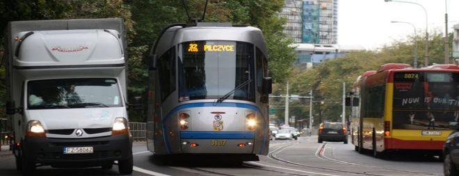 Kolejne wykolejenie Tramwaju Plus. Pojazd wypadł z szyn na pl. Jana Pawła II