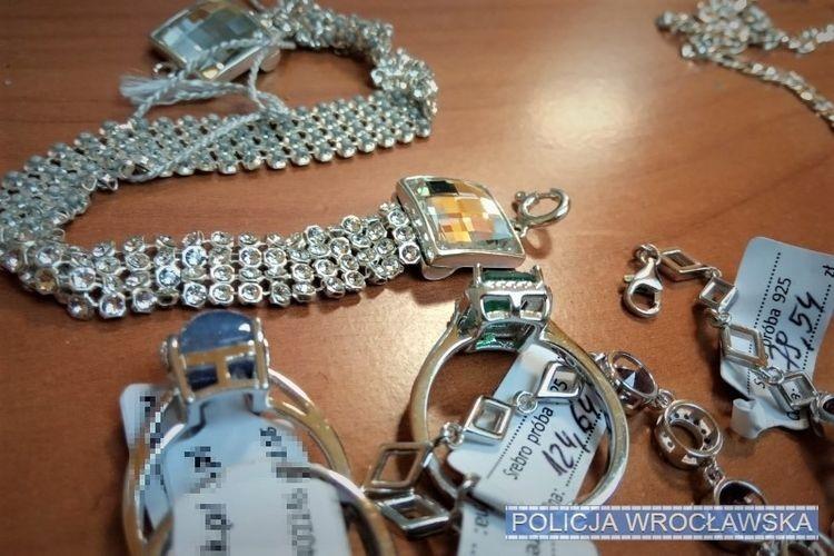 Pracowniczka poczty otwierała przesyłki i kradła ich zawartość. Straty oszacowano na 30 tys. zł