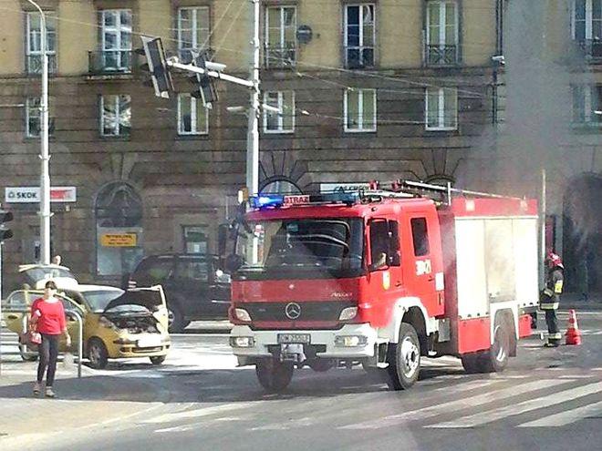 Płonący samochód w centrum Wrocławia. Kobiecie, która go kierowała w gaszeniu pomógł motorniczy