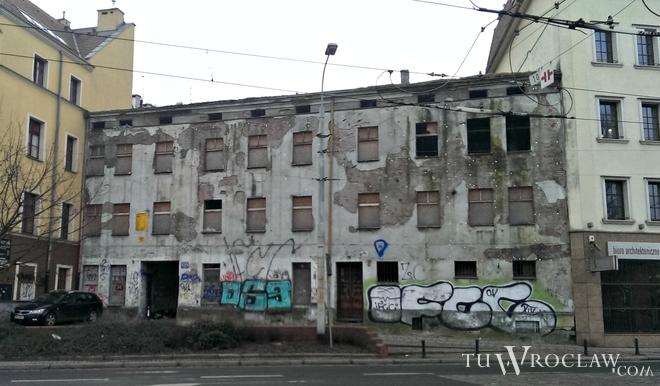 Zrujnowana kamienica od lat straszy przechodniów. Inwestorowi z remontem się nie śpieszy [FOTO]