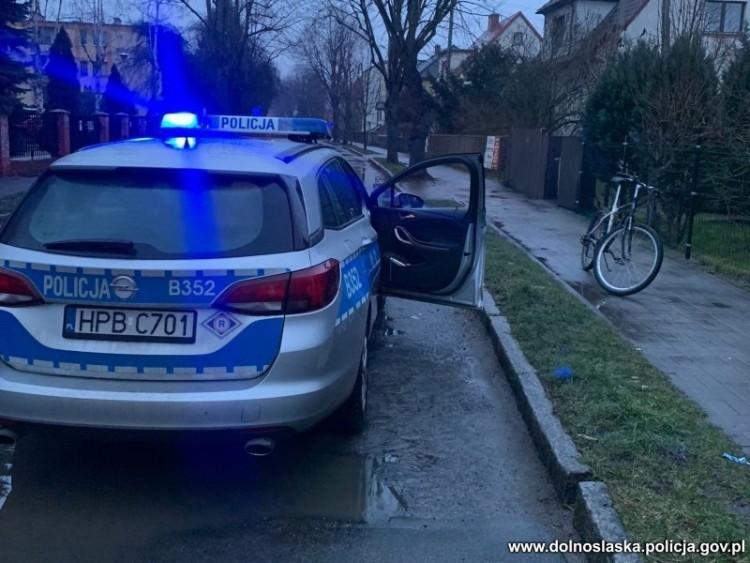 Kompletnie pijany jechał slalomem na rowerze. Był poszukiwany przez sąd