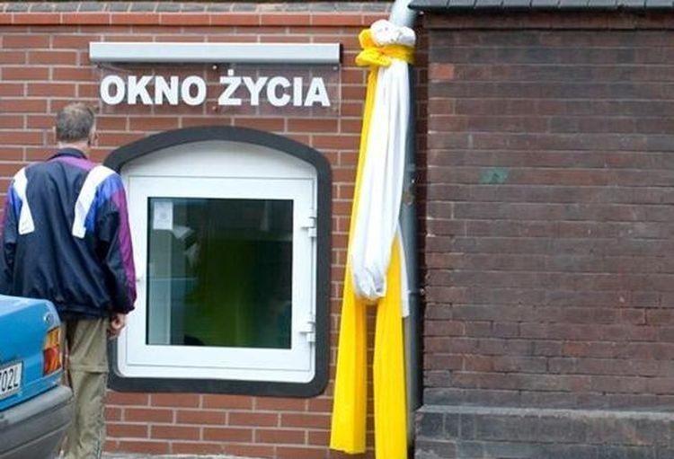 20-latek znaleziony w oknie życia. Mężczyzna był pijany