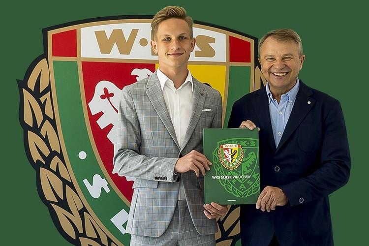 Młodzieżowiec z profesjonalną umową. Marcin Bartoń podpisał kontrakt ze Śląskiem