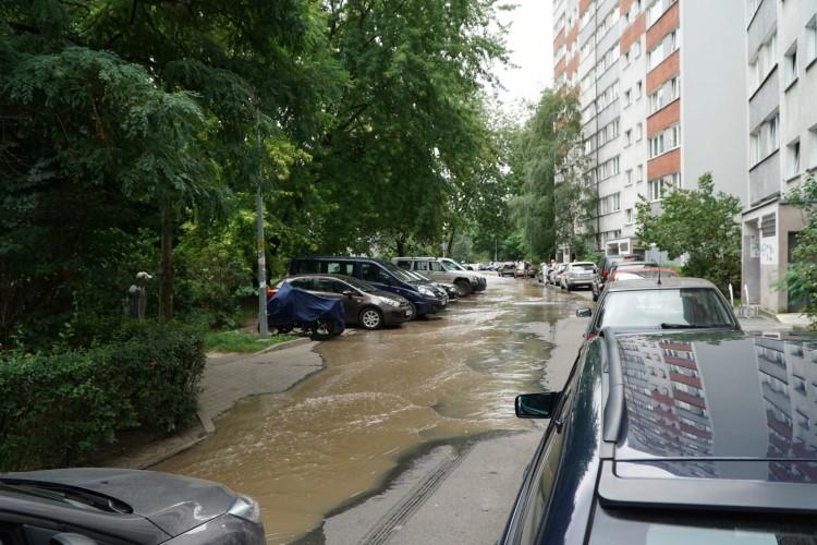 Wrocław: awaria sieci wodociągowej na Popowicach (ZOBACZ ZDJĘCIA, VIDEO, UTRUDNIENIA)
