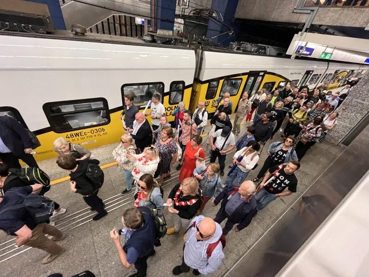 Paraliż na dworcu PKP we Wrocławiu. Awarie taboru i brak zasilania