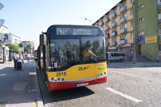Koniec koszmaru pasażerów. PKP podstawiło autobus pod dworzec