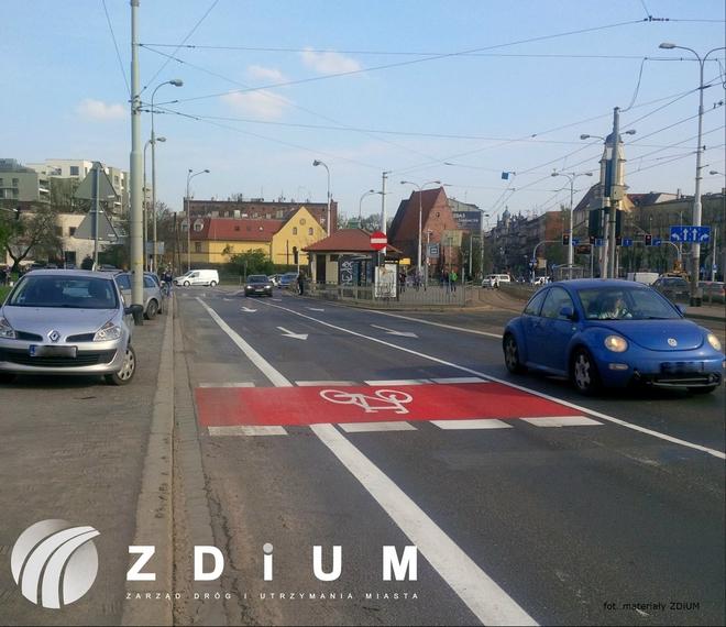 Namalowali pas rowerowy na Traugutta. Ale cykliści nie mogą jeszcze z niego korzystać [FOTO]