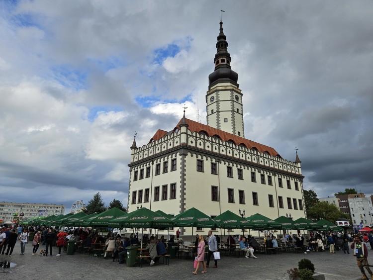 Ratusz w Strzelinie już po oficjalnym otwarciu. Za nami uroczystości [ZDJĘCIA]