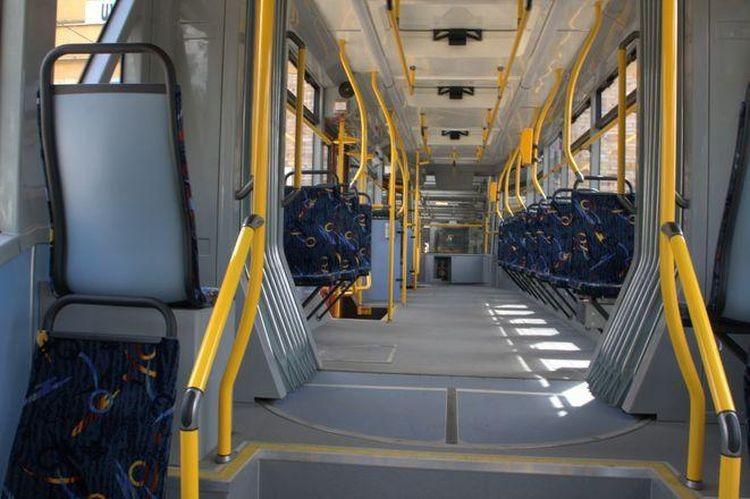 Znów zaczepił pasażerkę w tramwaju. Trwają poszukiwania świadków