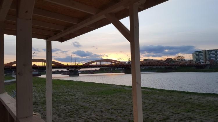 Przy moście Trzebnickim powstają dwie nowe plaże miejskie [ZDJĘCIA]