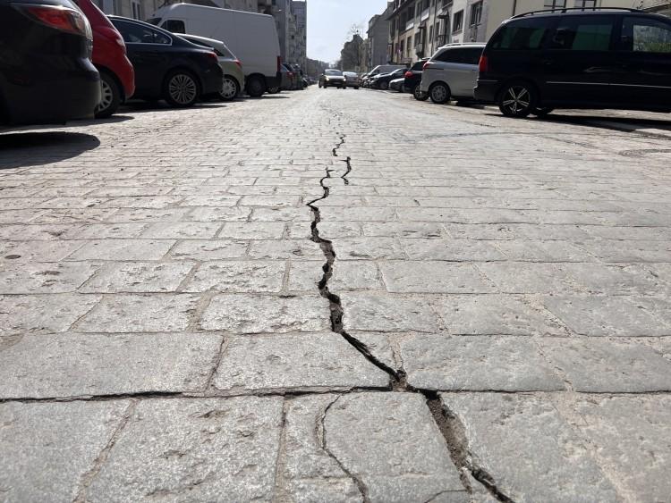 Wrocław: Ulica Stalowa pęka. 