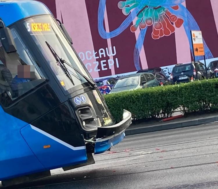 Wypadek na Krakowskiej. W zderzeniu osobówek i tramwaju jedna osoba ranna [ZDJĘCIA]