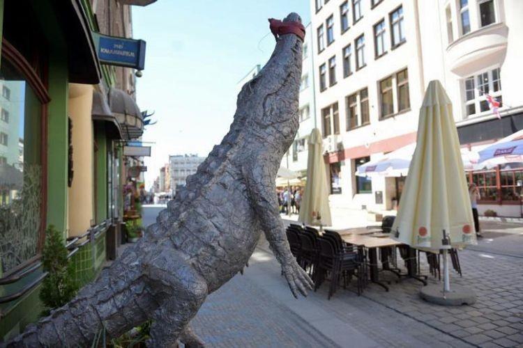 Stare Miasto bez wody. Restauracje i firmy czekają na naprawę sieci wodociągowej