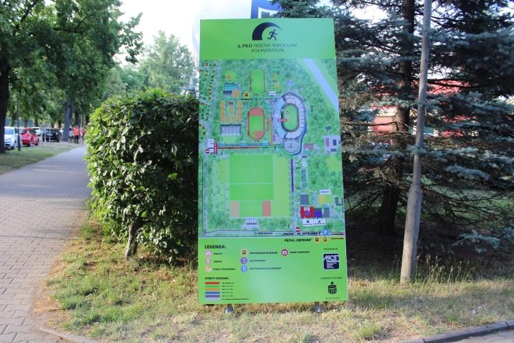 Biegacze już we Wrocławiu. Miasto przygotowane na nocny półmaraton [ZDJĘCIA]
