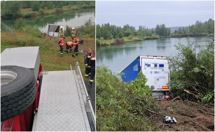 Wypadek na Dolnym Śląsku: Po zderzeniu tirów jeden z nich wpadł do stawu