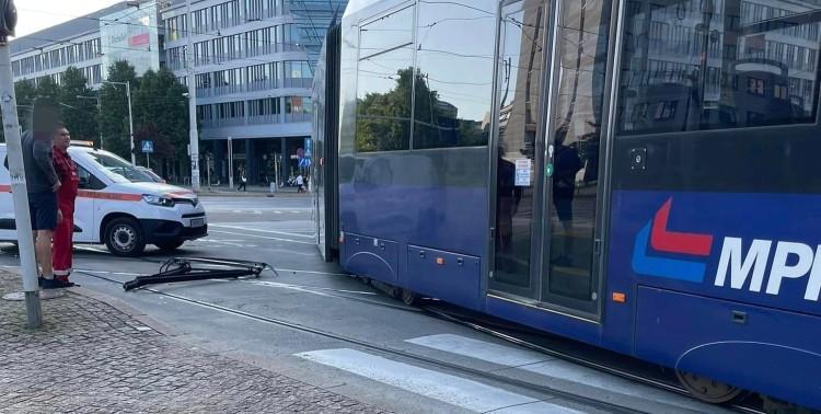 Wrocław: Urwany pantograf i korek tramwajów na pl. Grunwaldzkim