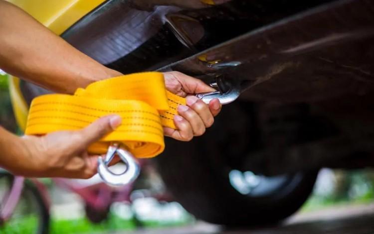 14-latek holował auto z kierowcą bez prawa jazdy